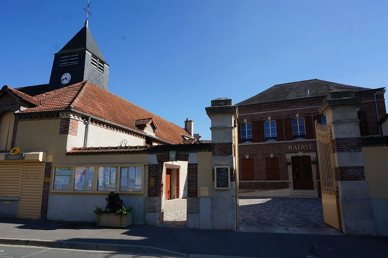 La Mairie la Poste et l'église du village.