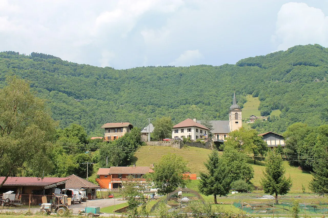 Village de Marlens depuis la RD 1508. Au premier plans, dans la plaine, la ferme Pisciculture