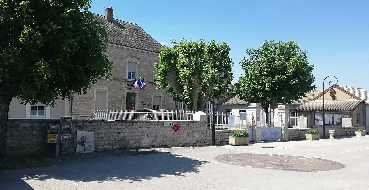 Mairie et Ecole maternelle de Marnay.