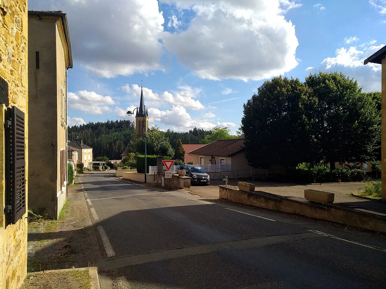 Centre du village, sur la route départementale 66, à Mars, dans le département de la Loire (France).