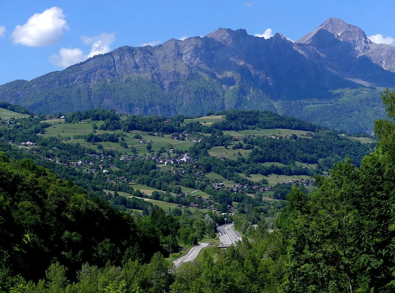 Vue, depuis Césarches, en direction du territoire de Marthod et du massif des Aravis en arrière-plan, en Savoie.
