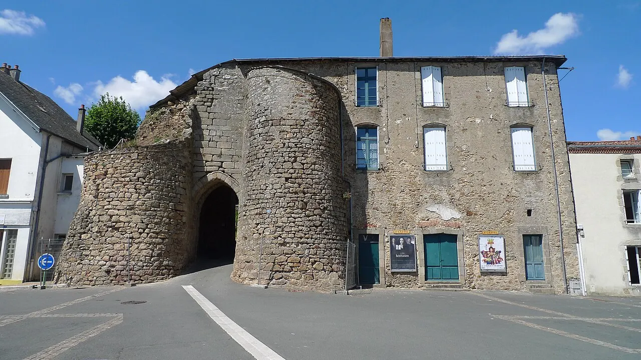 Mauléon dans les Deux Sèvres. Porte d'entrée des fortifications, avec vestige de rainures d'une herse. Première construction des…