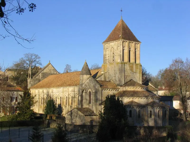Église de Saint Hilaire à Melle (Deux-Sèvres) en France. Elle fut construite en deux étapes : vers 1090, et vers 1150. L'église…