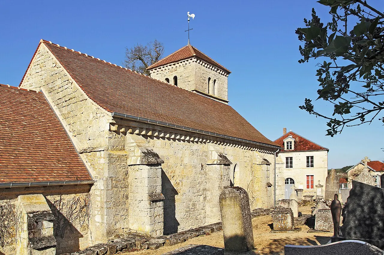 Église Saint-Vinard et mairie de Menesble