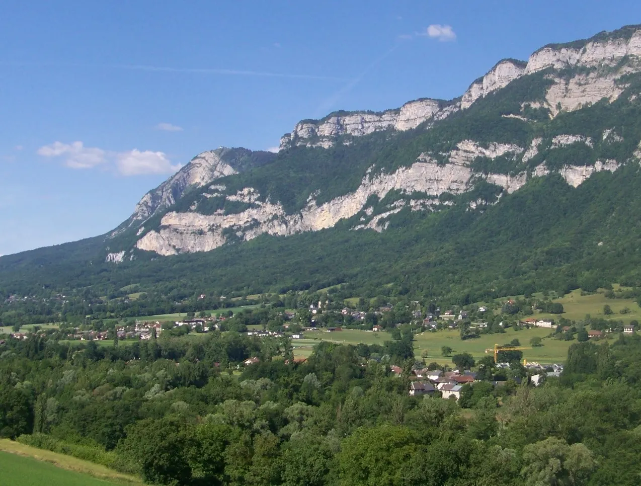Vue sur des hameaux de la commune de Méry près de Chambéry en Savoie.