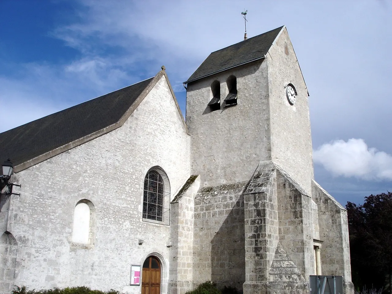 Eglise de Messas - Vue de la place du village