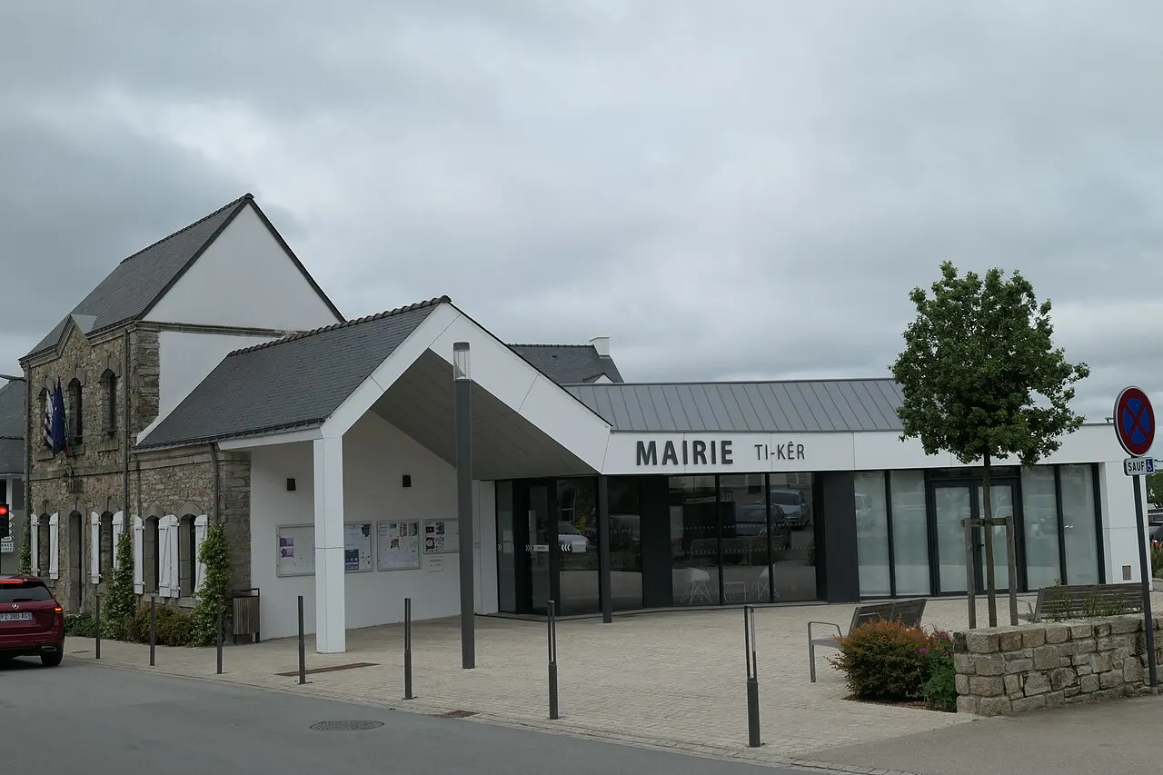 Mairie de Meucon (Morbihan, France), vue depuis le nord