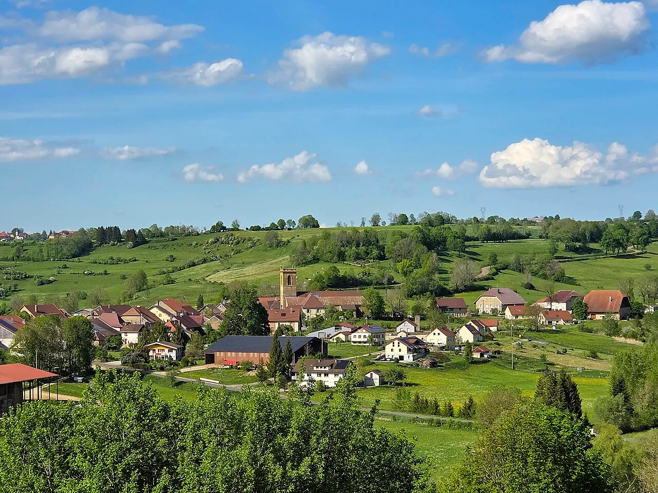 Vue générale sur le village de Mièges, commune du département français du Jura.
