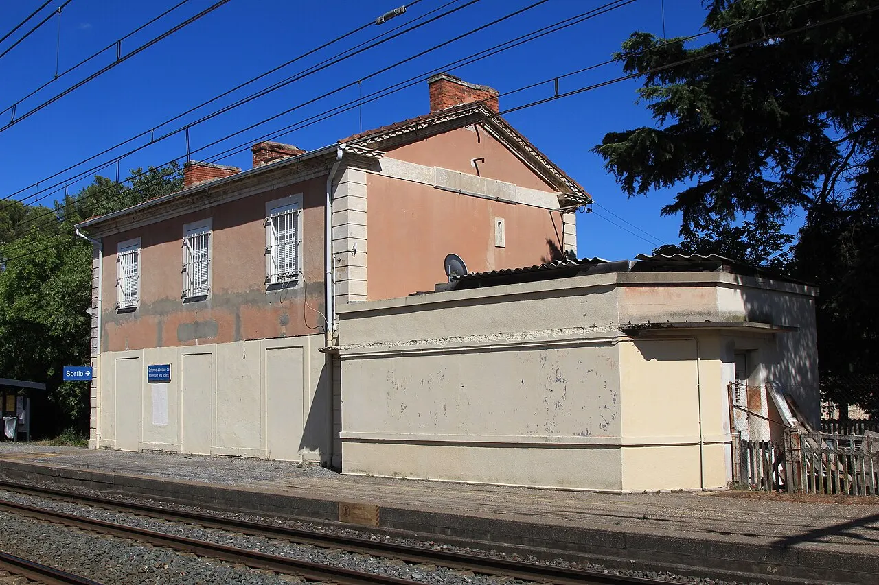 L'ancien bâtiment voyageurs de la gare de Milhaud.