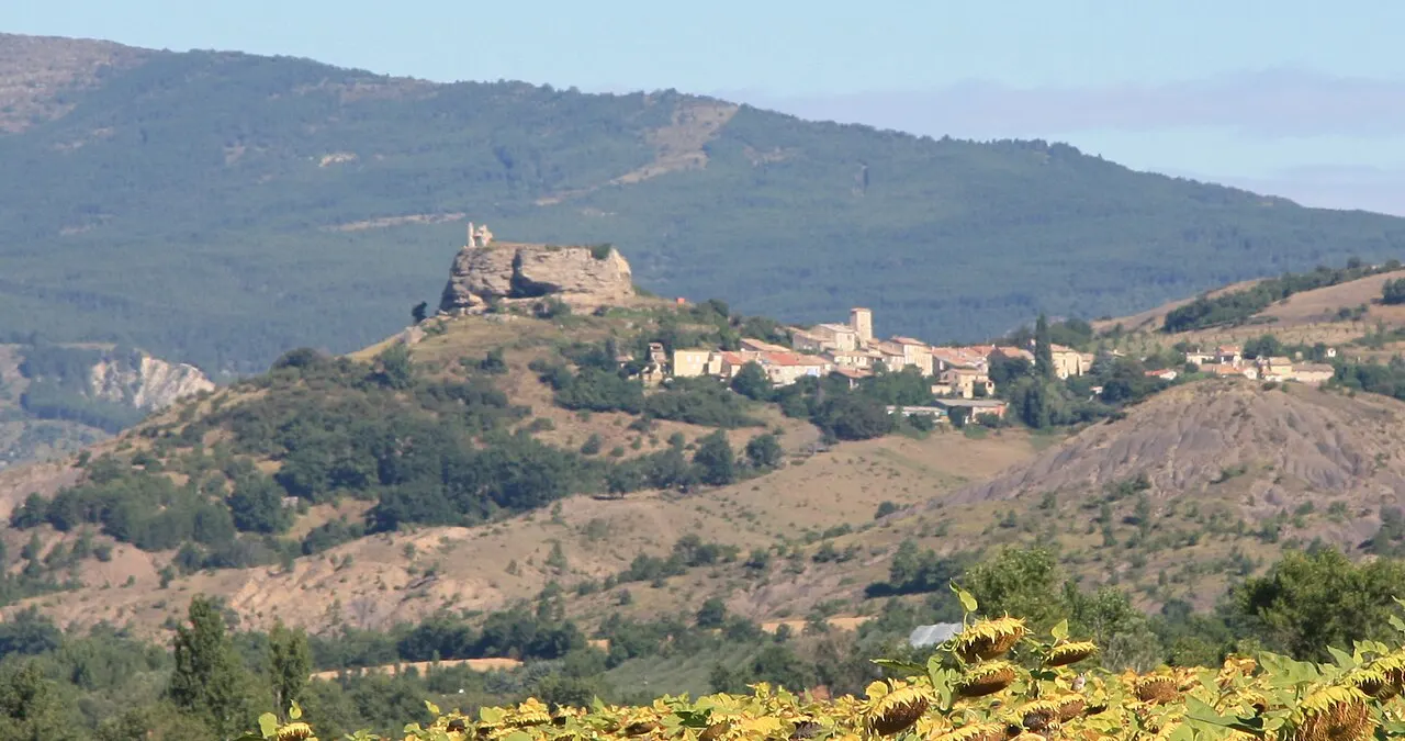 Vue sur le village de Mison et son château, Alpes-de-Haute-Provence, France.