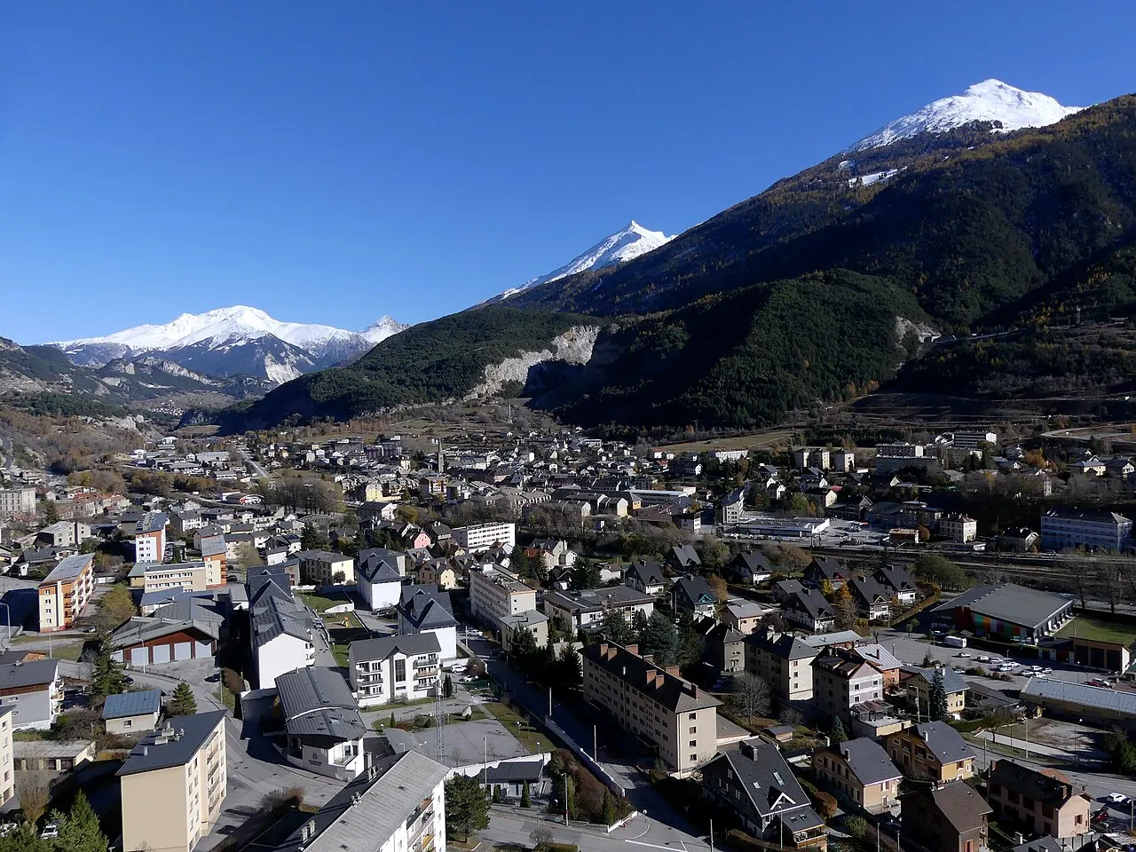 Vue, en automne depuis les hauteurs du quartier de Loutraz, de Modane dans la vallée de la Maurienne, en Savoie.