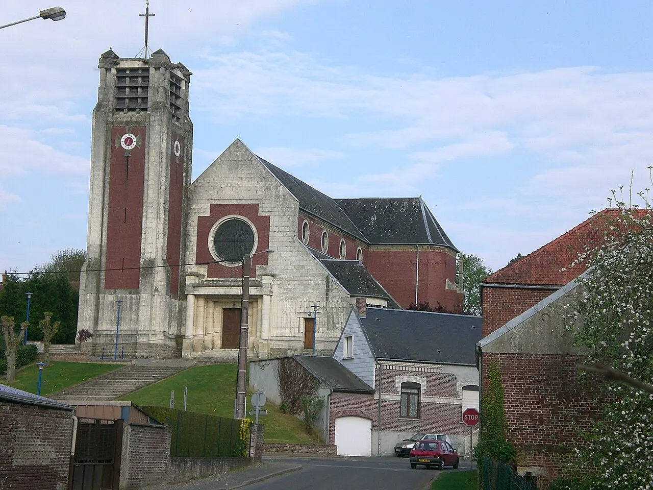Église de Moislains due à l'architecte Louis Faille, au 1er mai 2010.