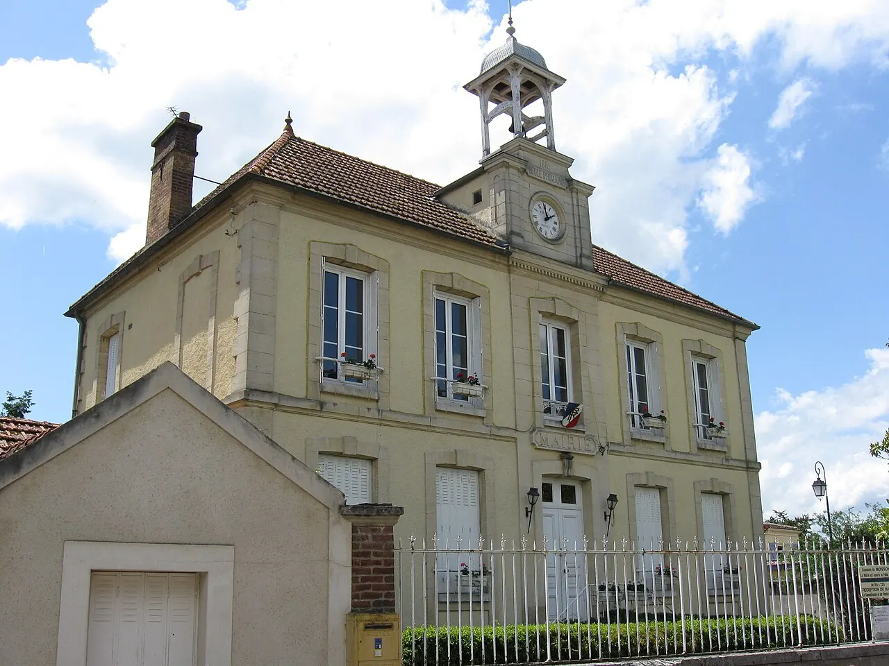 Mairie de Moisson. (département des Yvelines, région Île-de-France).