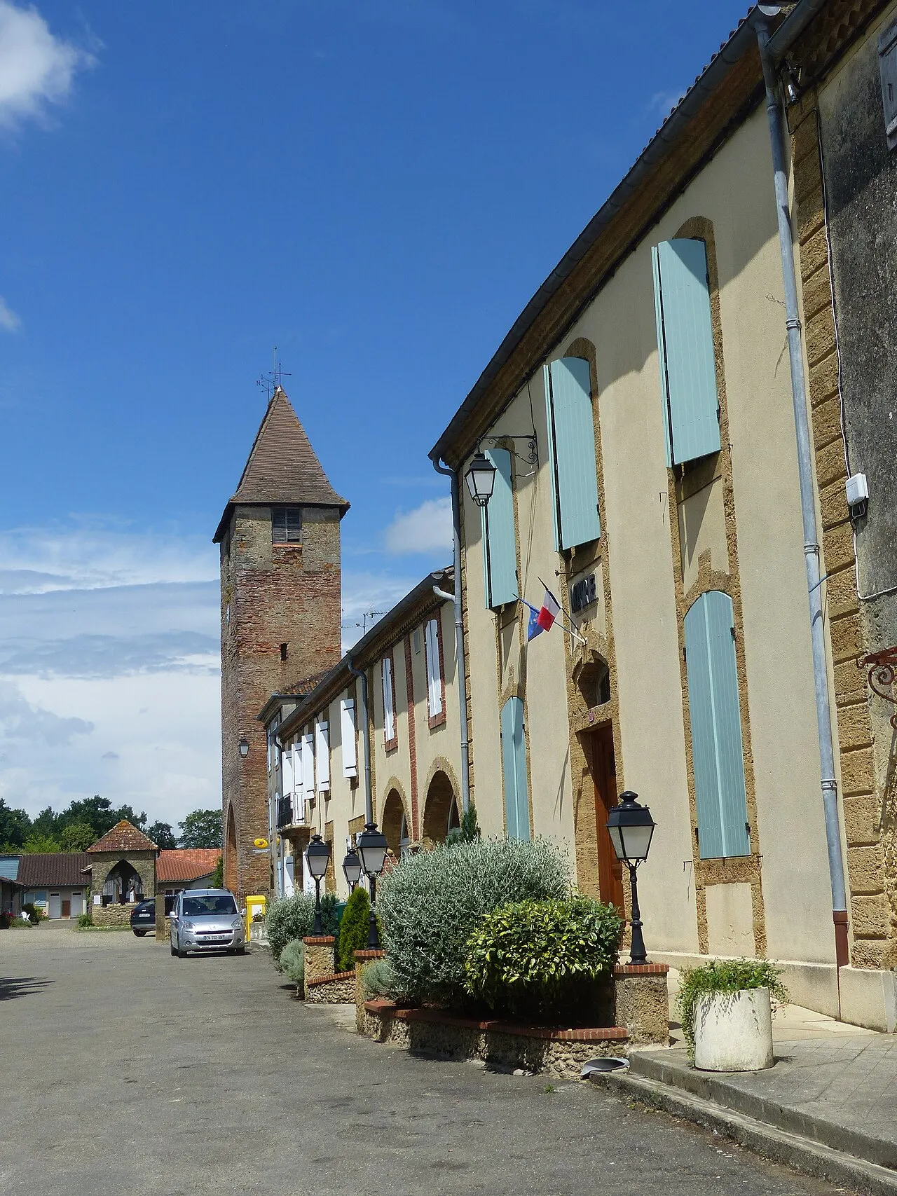 Monguilhem (Gers, France) : la mairie et le clocher
