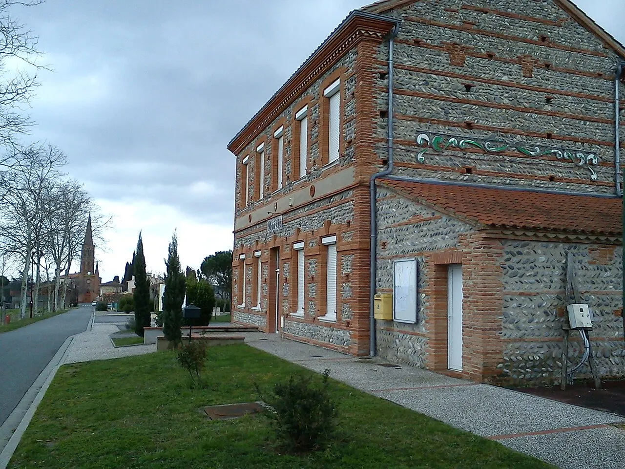 Montaut (Haute-Garonne), France) : La mairie construite aux alentours de 1875 en rangées de galets disposés en arête-de-poisson alternance…