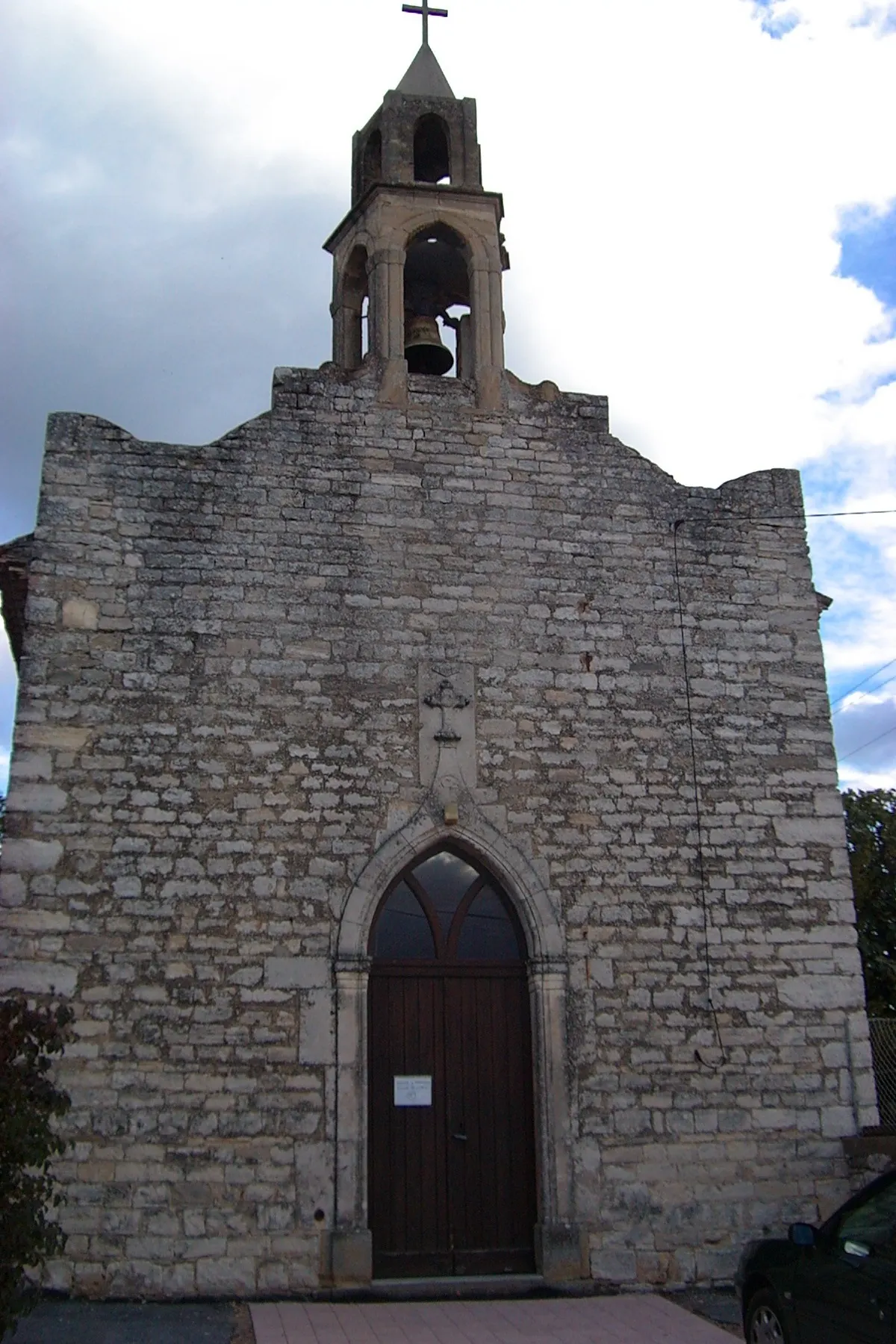 L'église St Sauveur, du village de Monteils (Gard), en haut de la colline