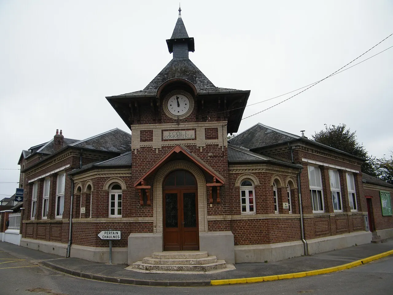 Mairie-école de Morchain (Somme, France).