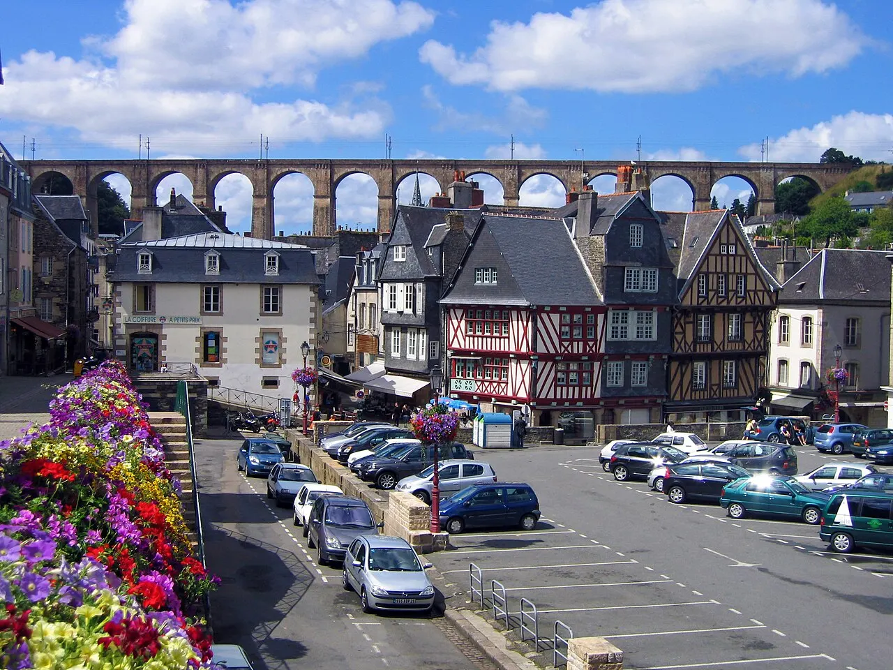 Vue de Morlaix, le viaduc et de vieilles maisons