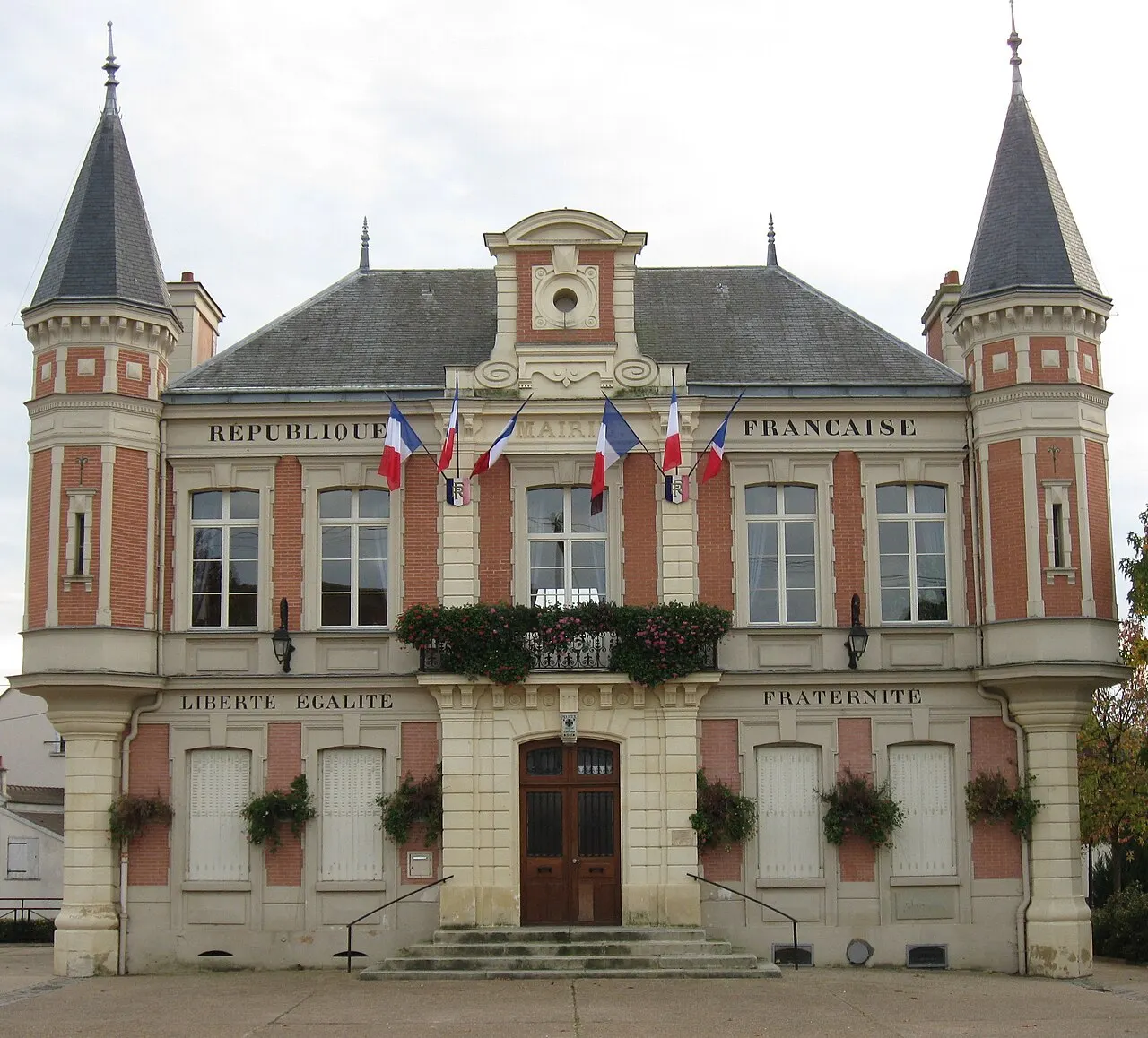 Mairie de Mouroux (département de la Seine et Marne, région Île-de-France).