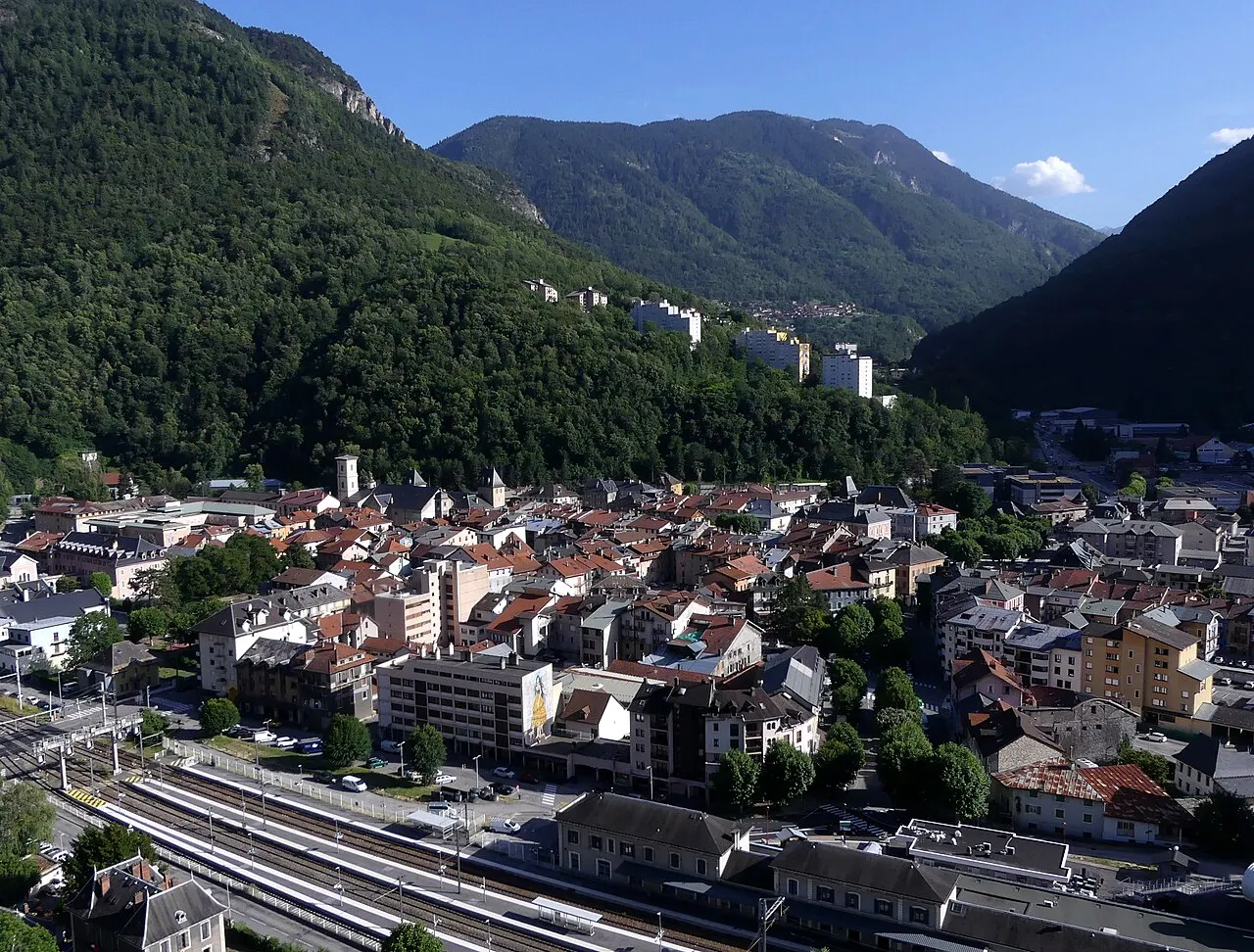 Vue, depuis les hauteurs nord en fin d'après-midi, de la ville de Moûtiers dans la vallée de la Tarentaise, en Savoie.