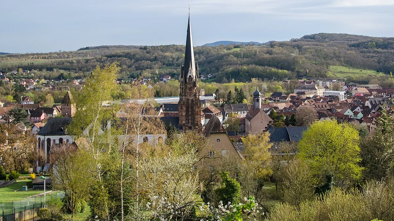Petit diaporama sur le centre-ville de la ville de Mutzig depuis la petite montagne qui la borde. On y voit les siècles qui passent à…