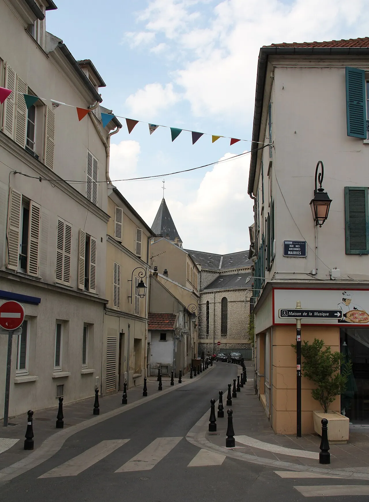 La rue de l'Église, à Nanterre, Hauts-de-Seine, France.