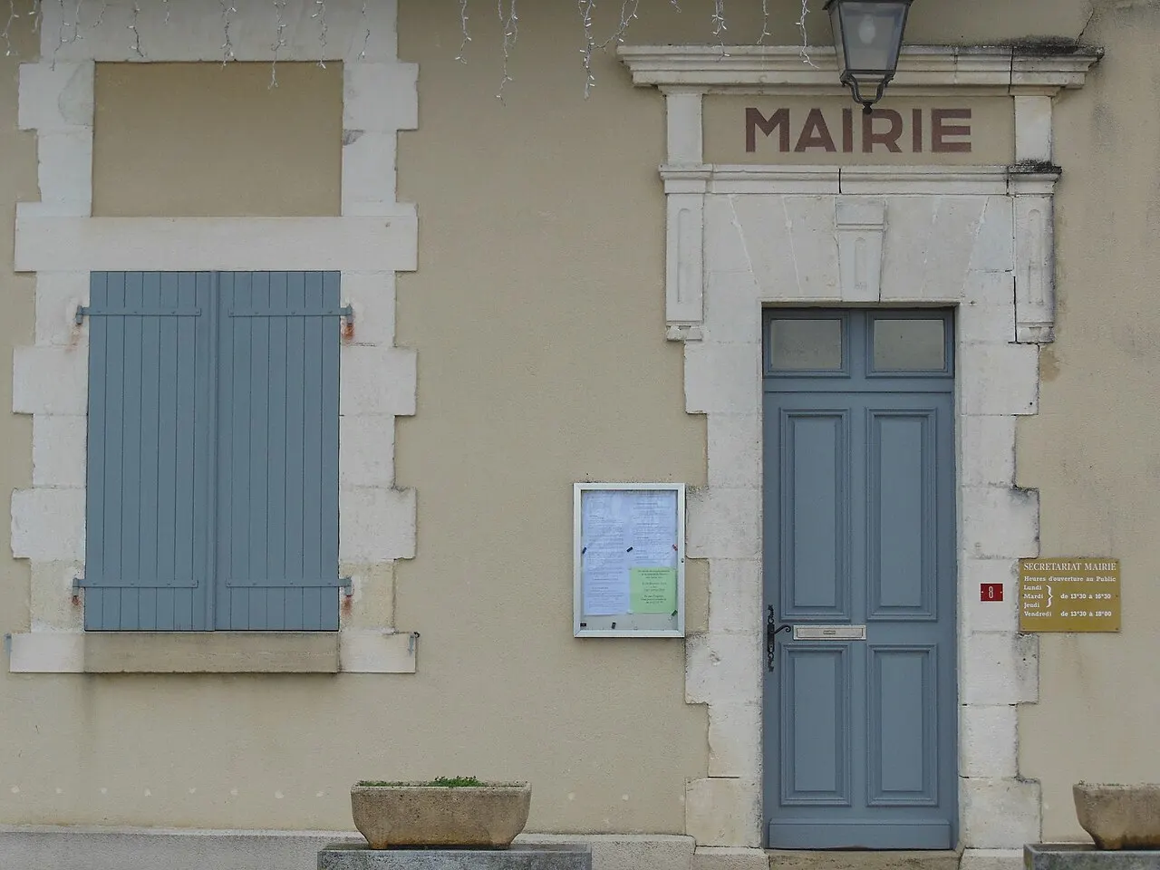 Mairie de Nerbis (Landes, France), détail de la façade