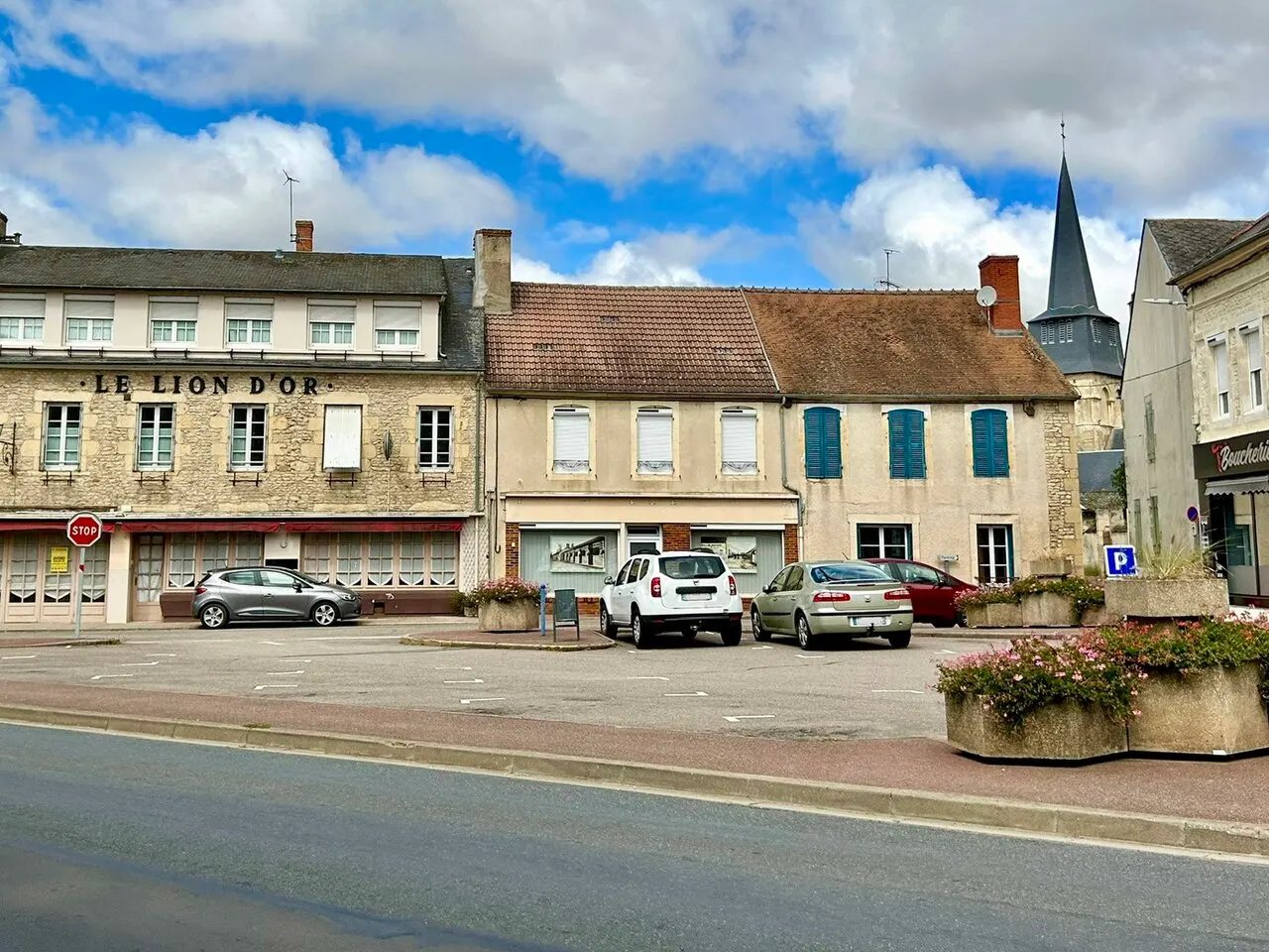 Nérondes - place de l'Hôtel de Ville