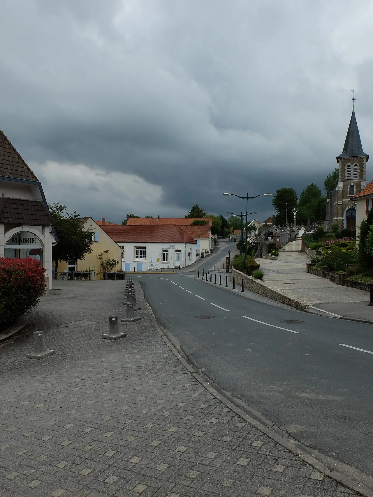 Vue de la mairie et de l'église de Nesles.