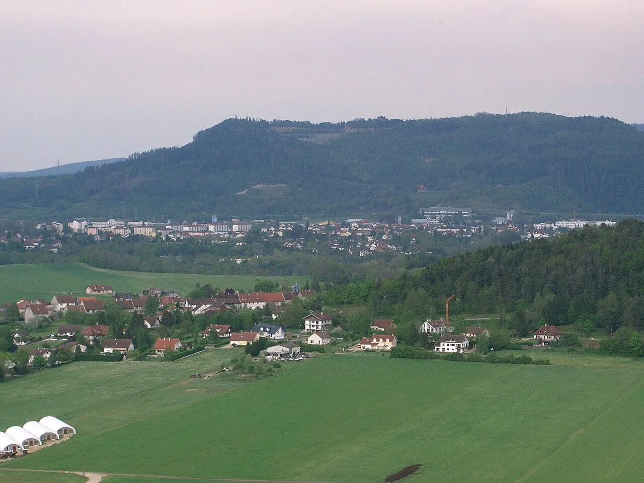 Village de Ney proche de Champagnole, avec le mont Rivel à l'arrière-plan ( Jura - France)