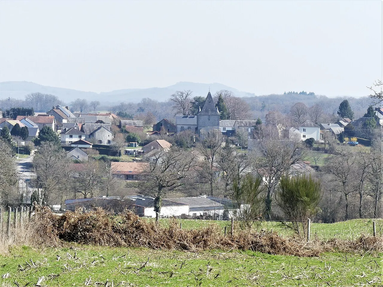 Vue du bourg de Noth depuis l'ouest, Creuse, France.