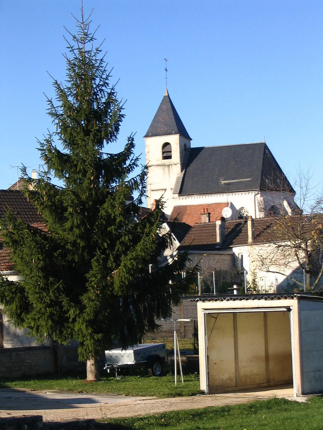 L'église catholique de Nuits, Yonne, France.
