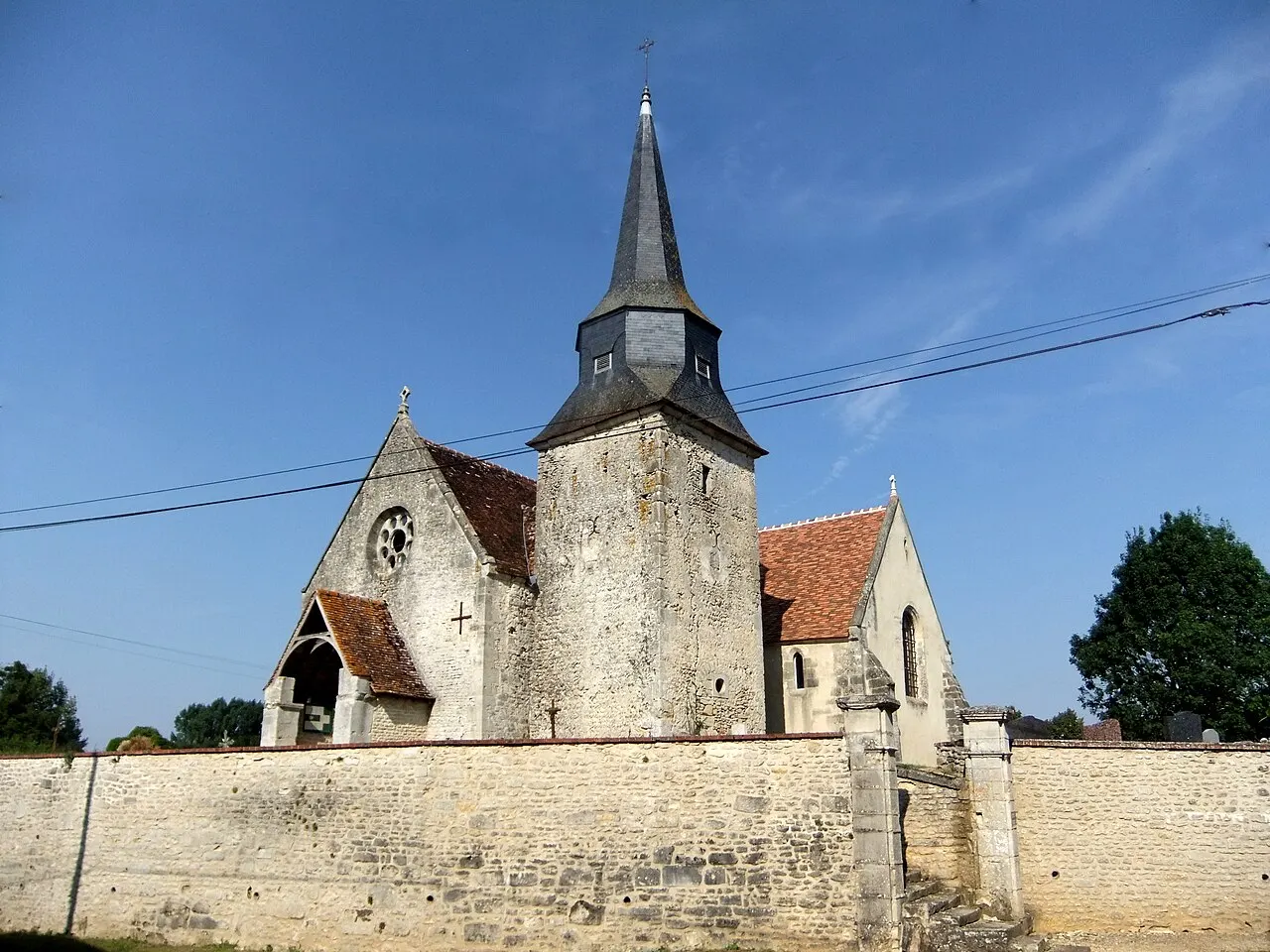 Église de Cuy - Le clocher est assisé en arête-de-poisson