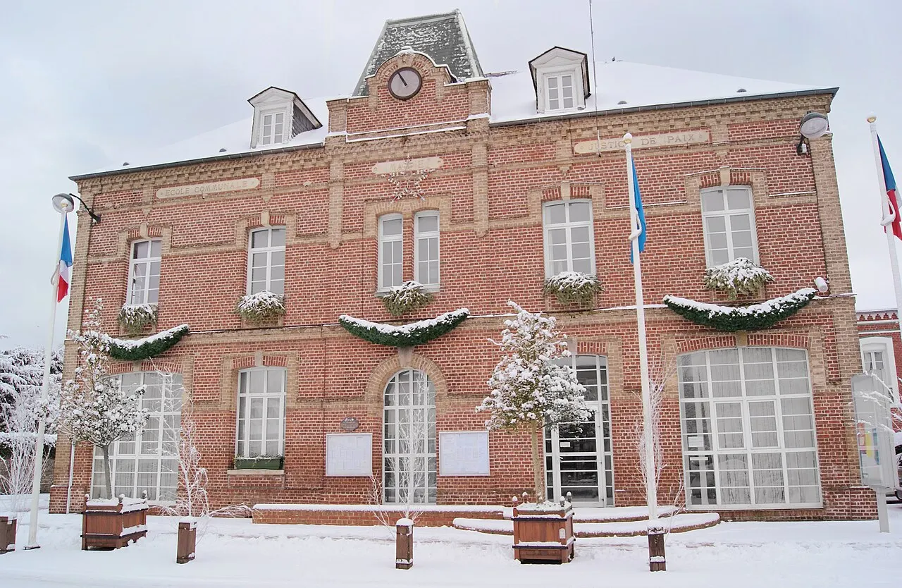 Mairie d'Offranville (Seine-Maritime, Normandie) sous la neige.