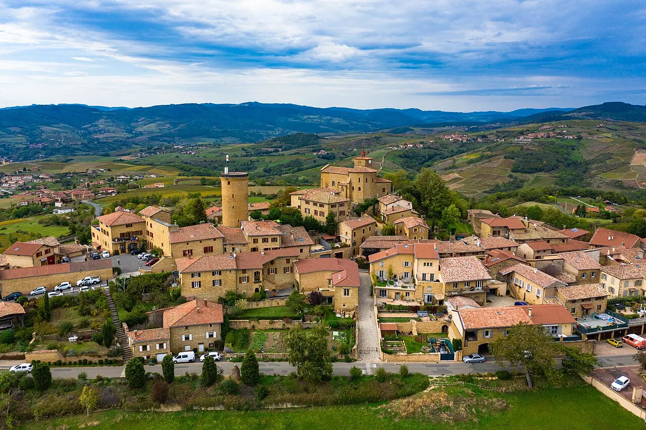 Vue aérienne de la commune d’oingt (Rhône