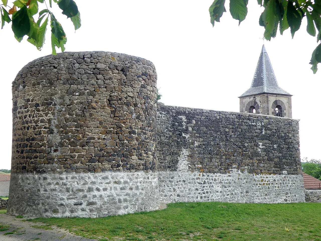 Olloix, comm. du Puy-de-Dôme (Auvergne, France). Vestiges de l'ancienne Commanderie. Clocher de l'église au second plan à droite.