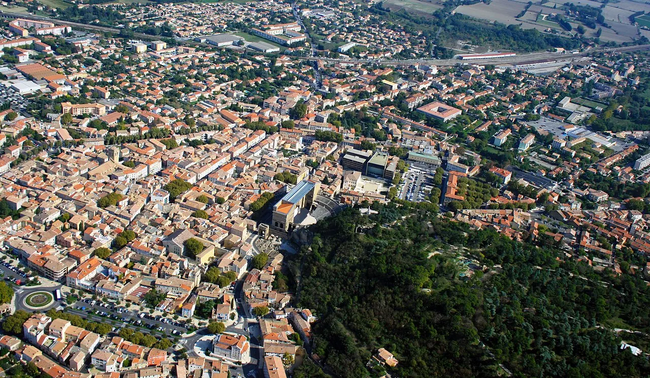 Une vue aérienne d'Orange sur le centre-ville côté ouest.