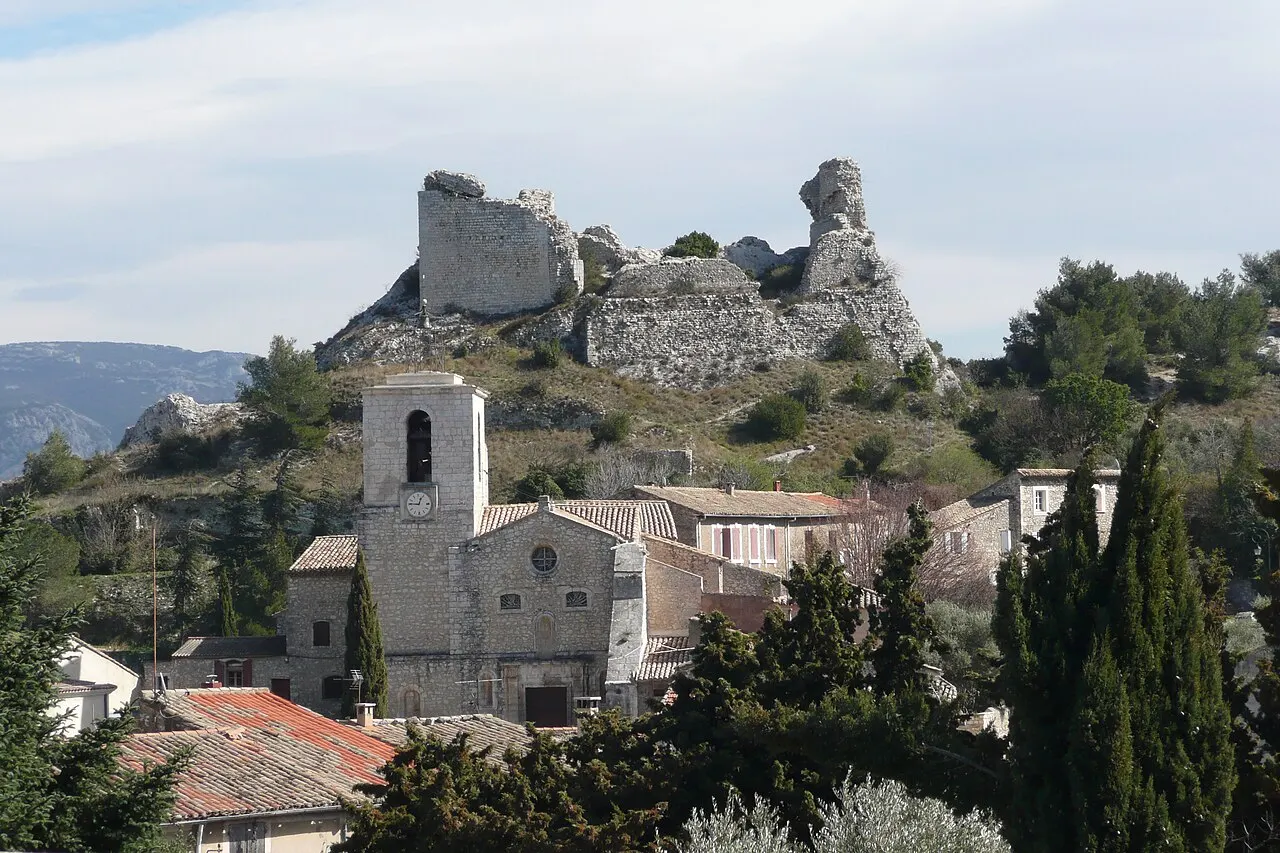 Orgon, au centre l'église.