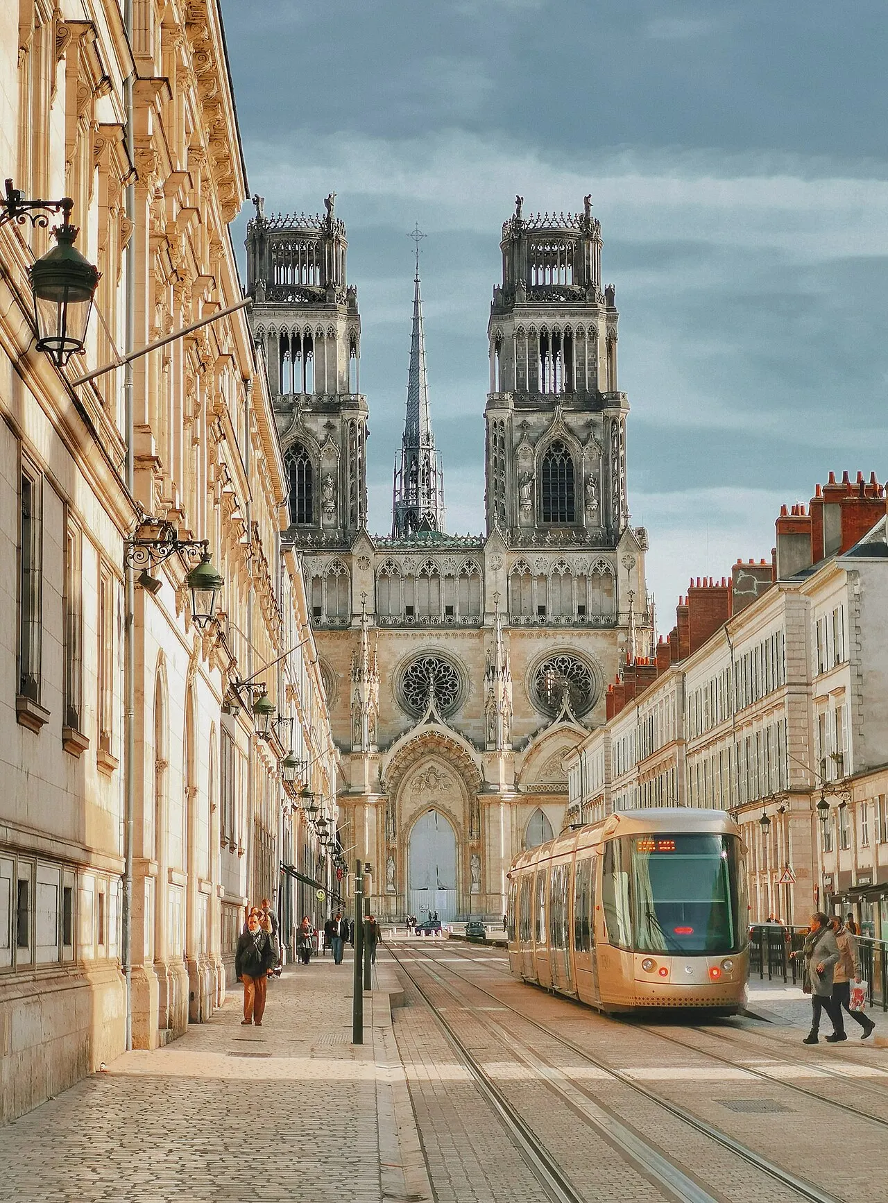 La rue Jeanne d'Arc en Novembre 2018, traversée par la ligne B du tramway d'Orléans et qui débouche sur la Cathédrale Sainte-Croix. Une rue…