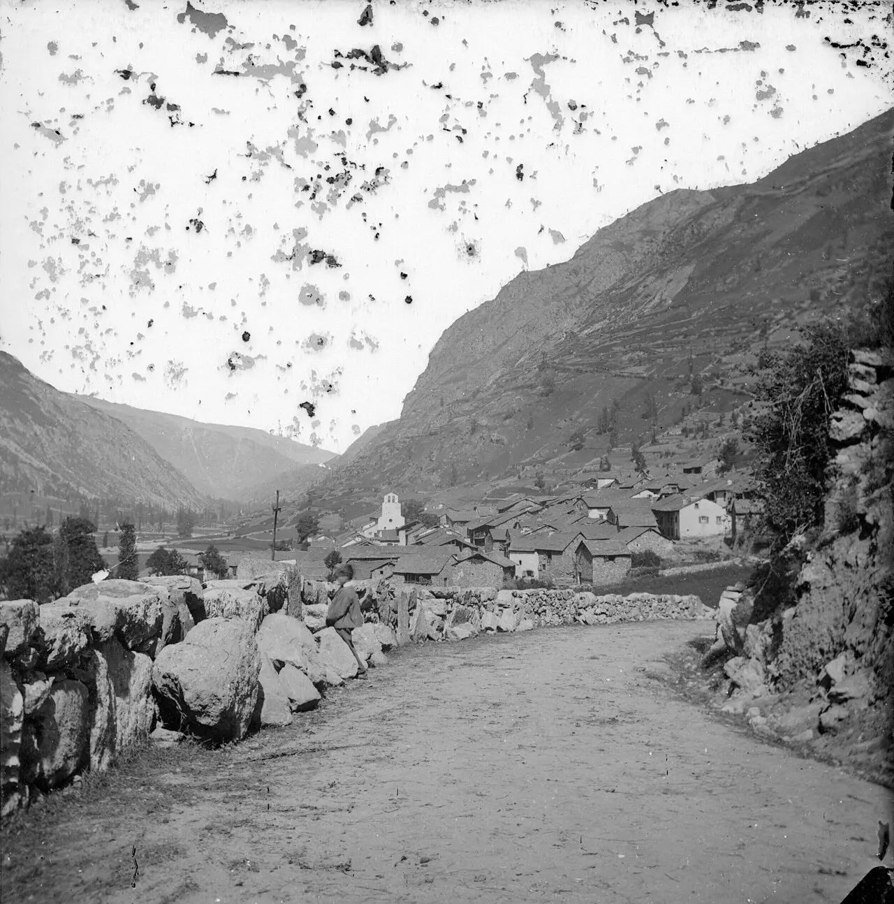 Fonds Trutat - Photographie ancienne Cote : TRU C 444 Localisation : Fonds ancien Original non communicable Titre : Orlu, le village…