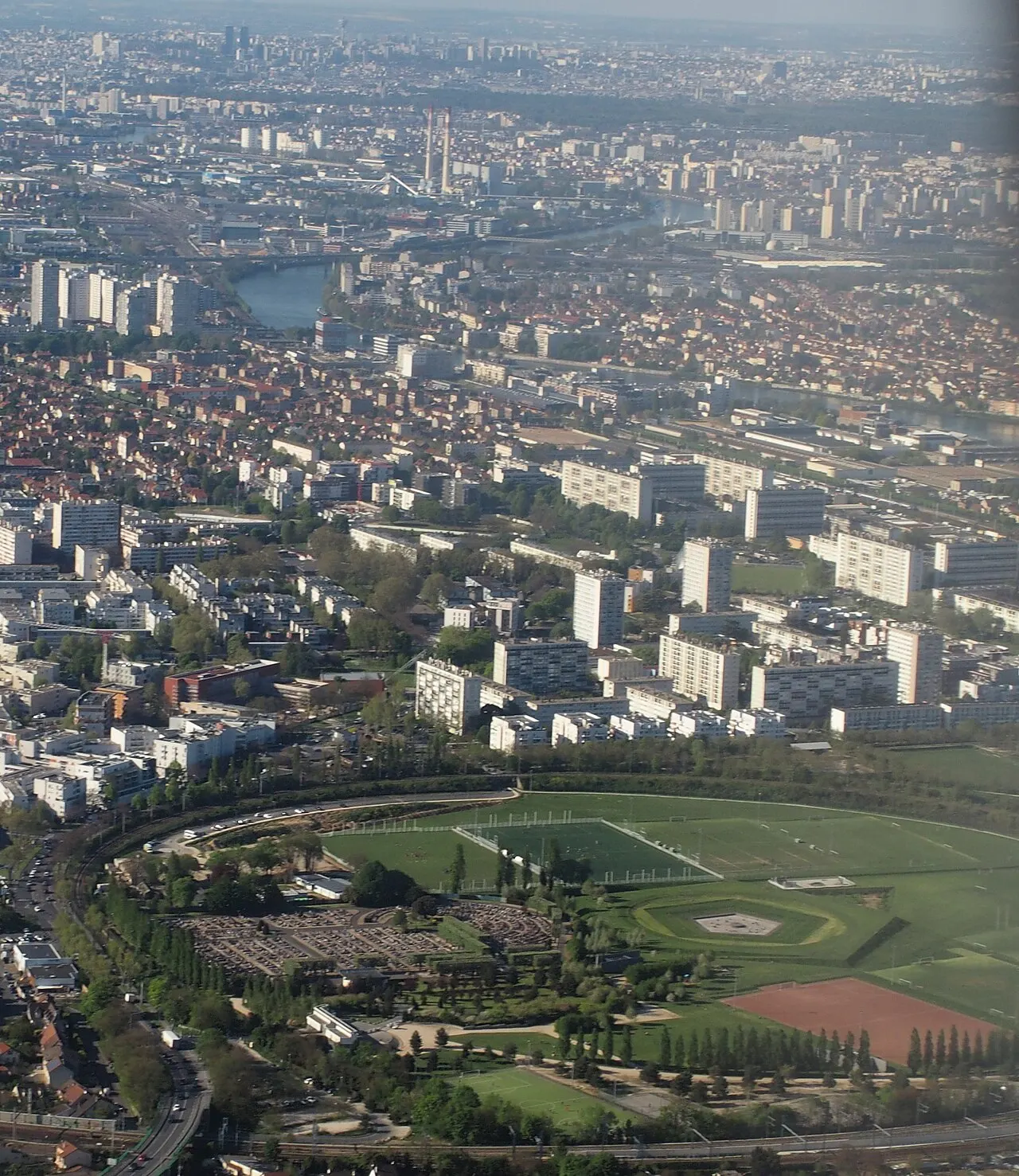 Vue aérienne d'Orly (partie est) parc du Grand Godet. Au fond, la ville de Choisy le Roi, puis Vitry-sur-Seine, puis Yvry-sur-Seine, puis…