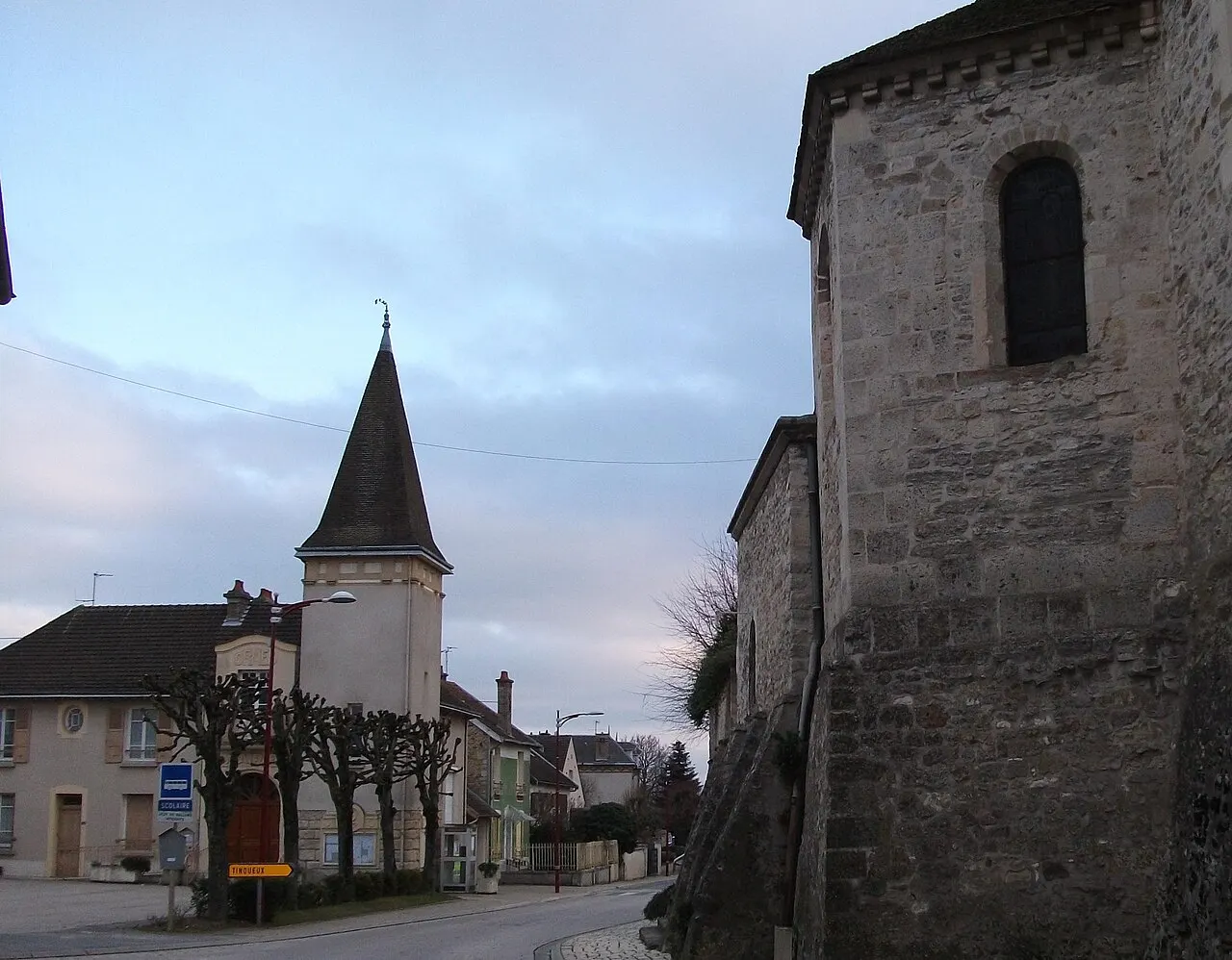 l'église_d'Ormes (droite), la mairie et la place de la mairie.