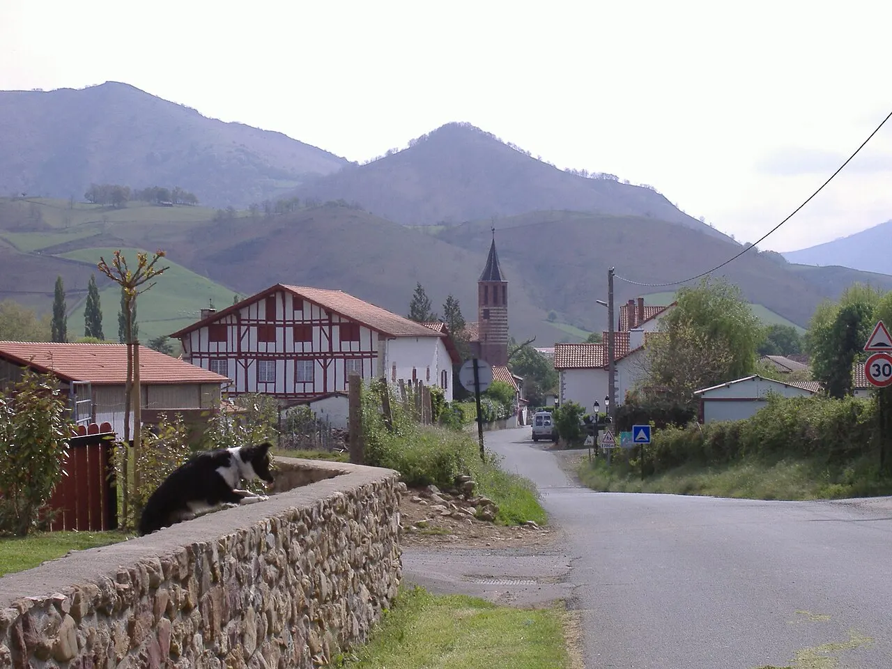 Vers l'église d'Ossès