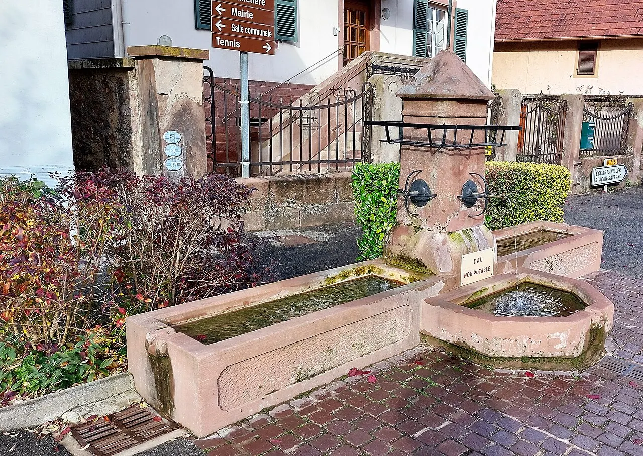 Fontaine rue principale à Ottersthal
