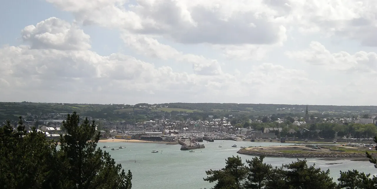 Paimpol. Vue vers le sud-est depuis la tour de Kerroc'h. A droite, la levée en pierres de forme arrondie est le quai de la zone…