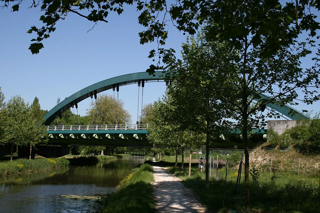 Viaduc de Pannes – pont en arc bowstring et ouvrage d’accès en bipoutre métallique. Franchit le Canal d’Orléans et la Bézonde – Département…