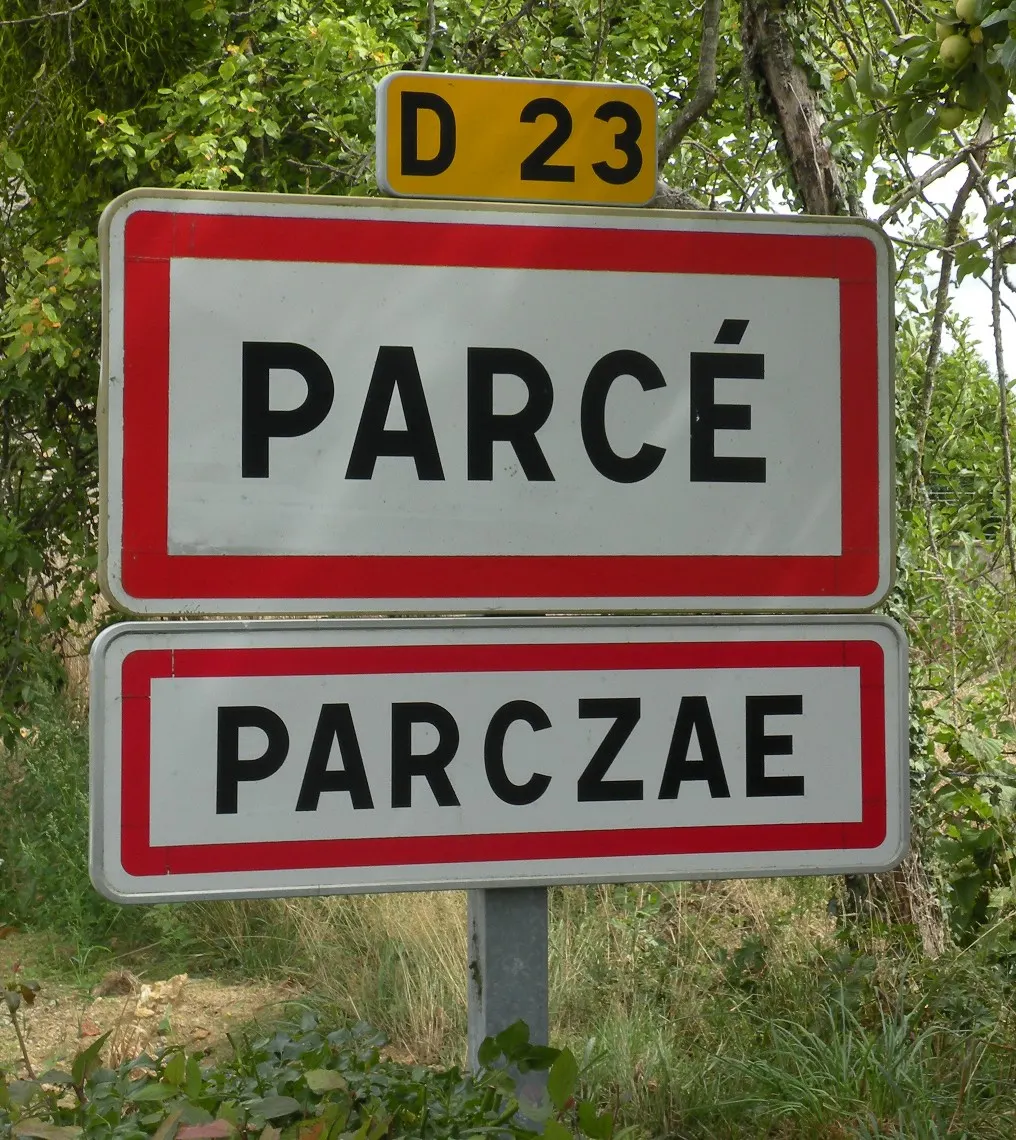 Panneau d'entrée bilingue Français-gallo dans le bourg de Parcé sur la route départementale 23.
