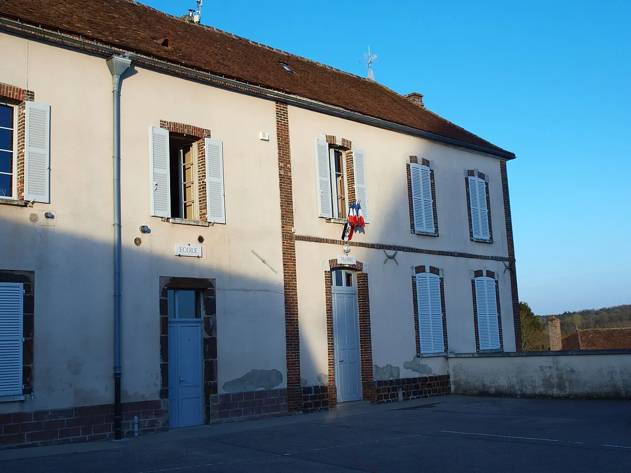 Parly (Yonne, France) , dans le village : mairie