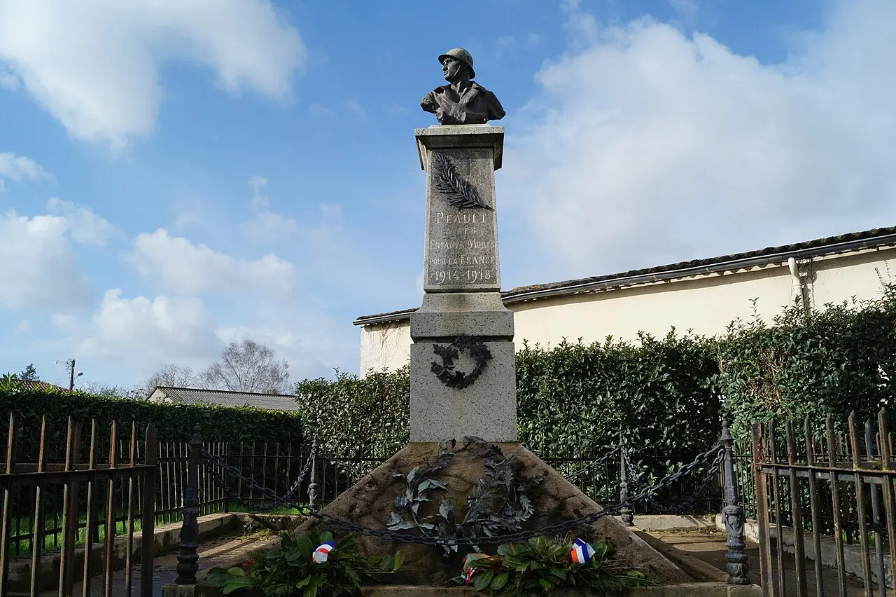 Le monument aux morts de Péault depuis la rue du Calvaire.
