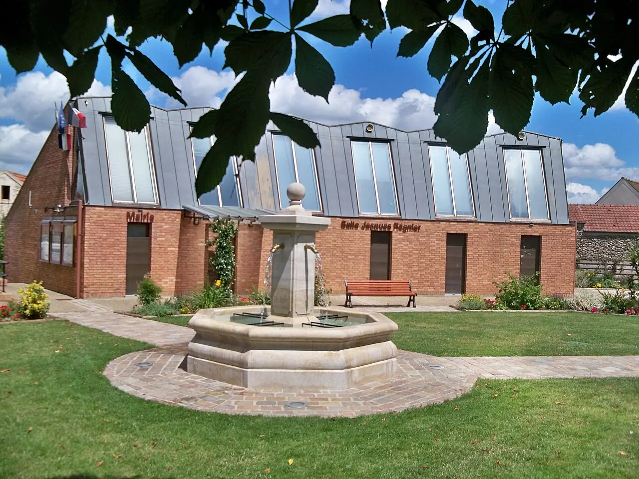 Mairie et salle municipale de Pecqueuse, Essonne, France